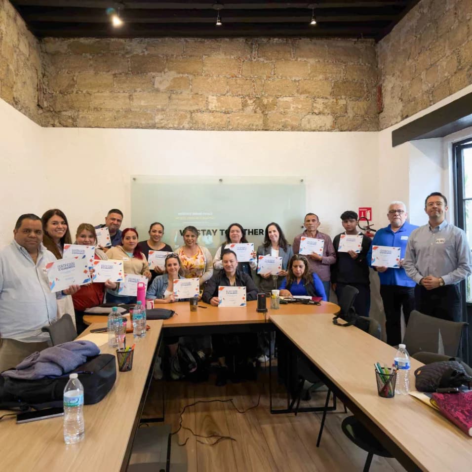 Grupo presencial de la academia con diplomas