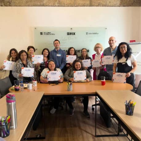 Foto de grupo con diplomas