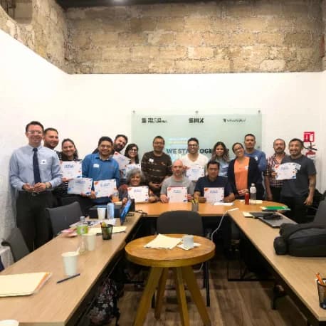 Foto de grupo con diplomas
